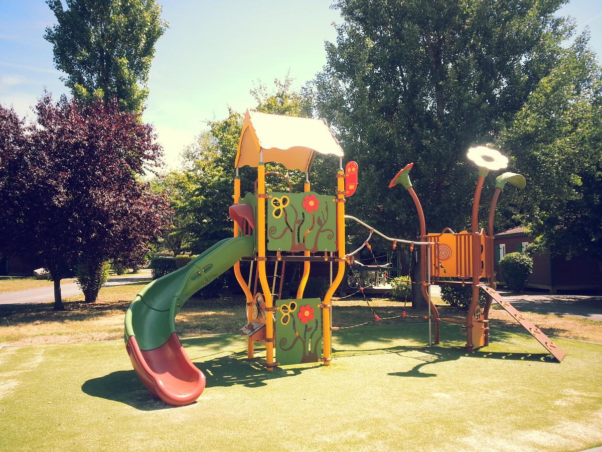 Camping Les Portes Du Beaujolais Anse Bagian luar foto