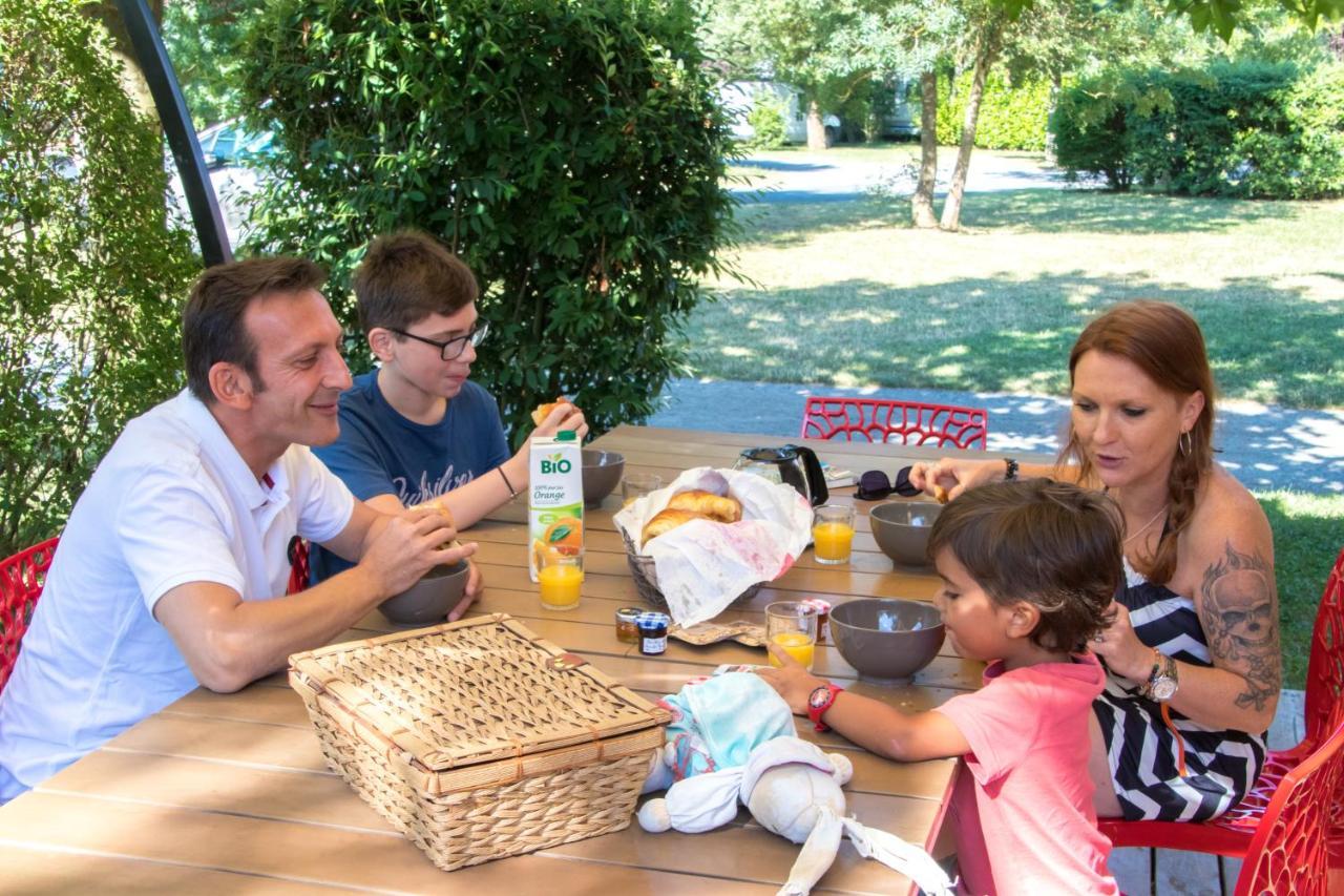 Camping Les Portes Du Beaujolais Anse Bagian luar foto